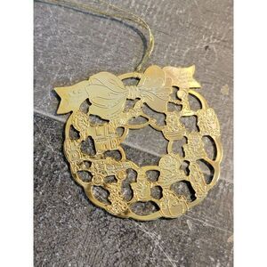 Hallmark 2001 wreath memories ornament Xmas decor